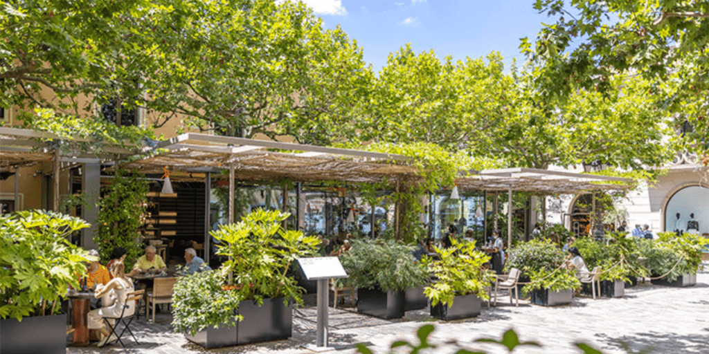 与 La Roca Village Shopping Express 相关联的优雅餐厅，旨在为 La Roca Village 的游客提供轻松惬意的用餐体验。.