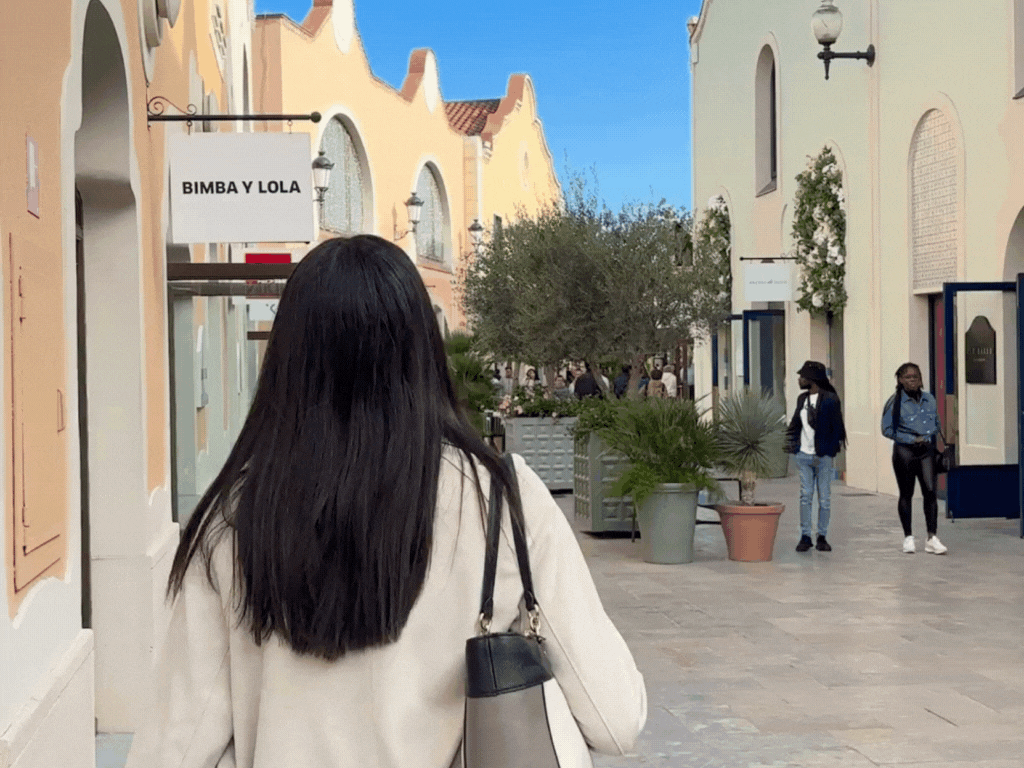 晴空万里，游客漫步在拉罗卡村的商店间。