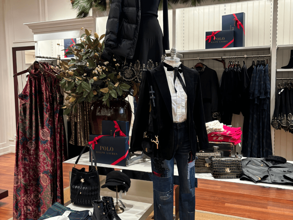 位于拉罗卡村的 Polo Ralph Lauren 商店，以其特有的优雅外墙和品牌标志，吸引游客探索其时尚系列。.