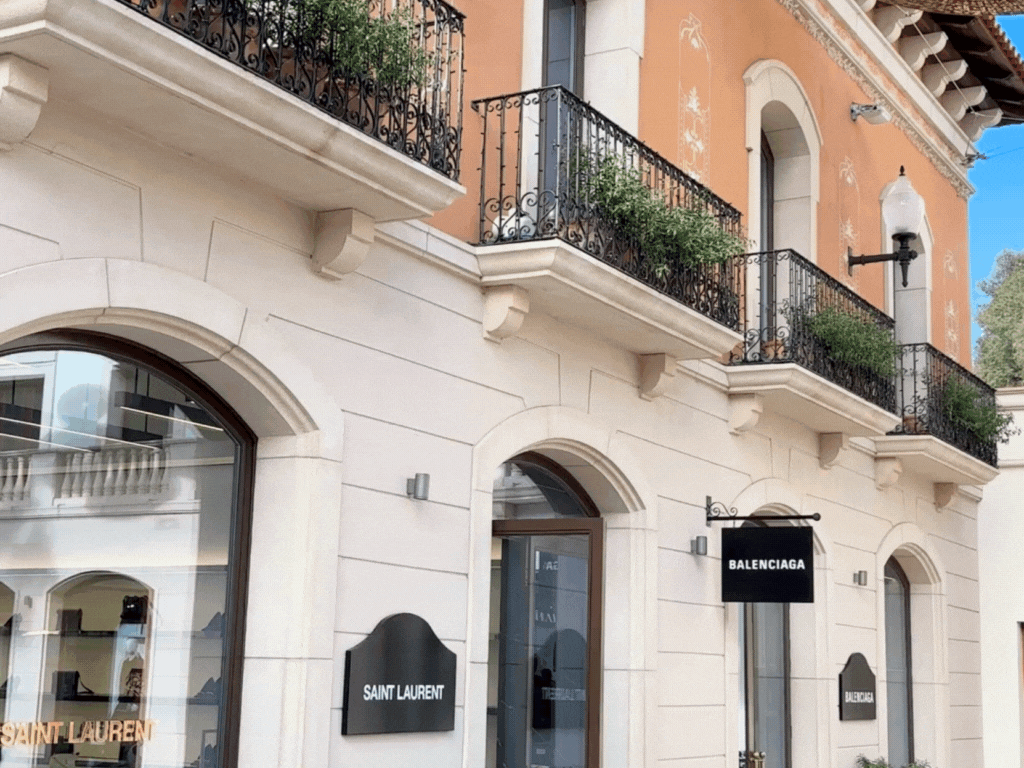 拉罗卡村全景，步行街上名牌精品店鳞次栉比，为您带来独一无二的露天购物体验。.