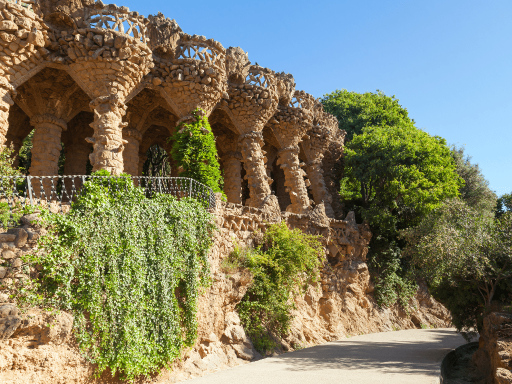 Detalle de una columna decorada con mosaicos en el Parque Güell