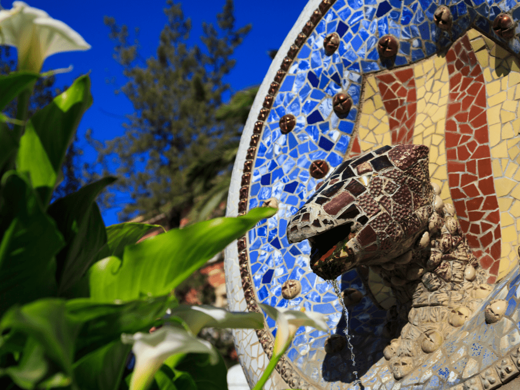 Coloridos mosaicos de cerámica en el banco serpenteante del Parque Güell