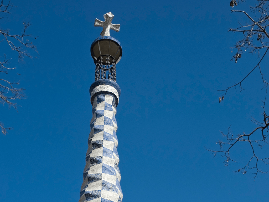 Detalle arquitectónico de las columnas del Parque Güell