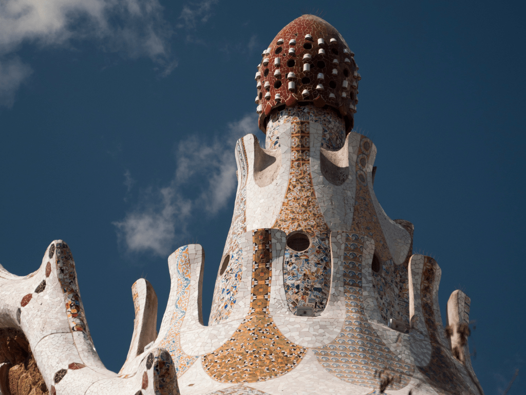 Detalle arquitectónico de las columnas del Parque Güell