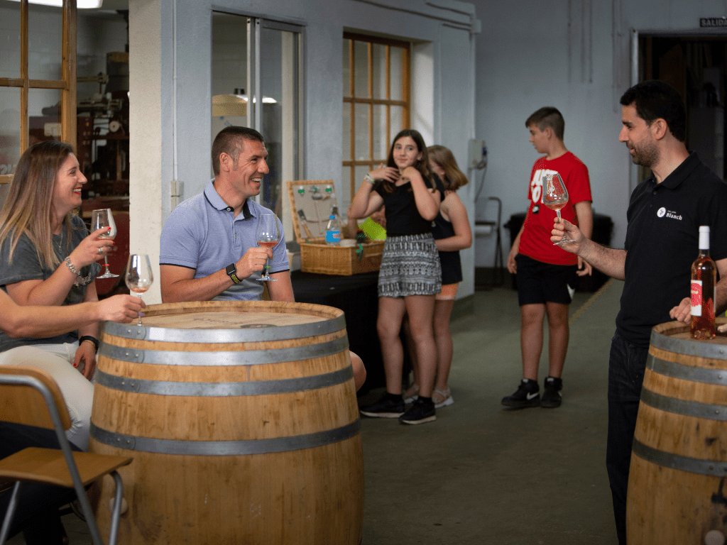 一群葡萄酒旅游爱好者正在品尝葡萄酒。