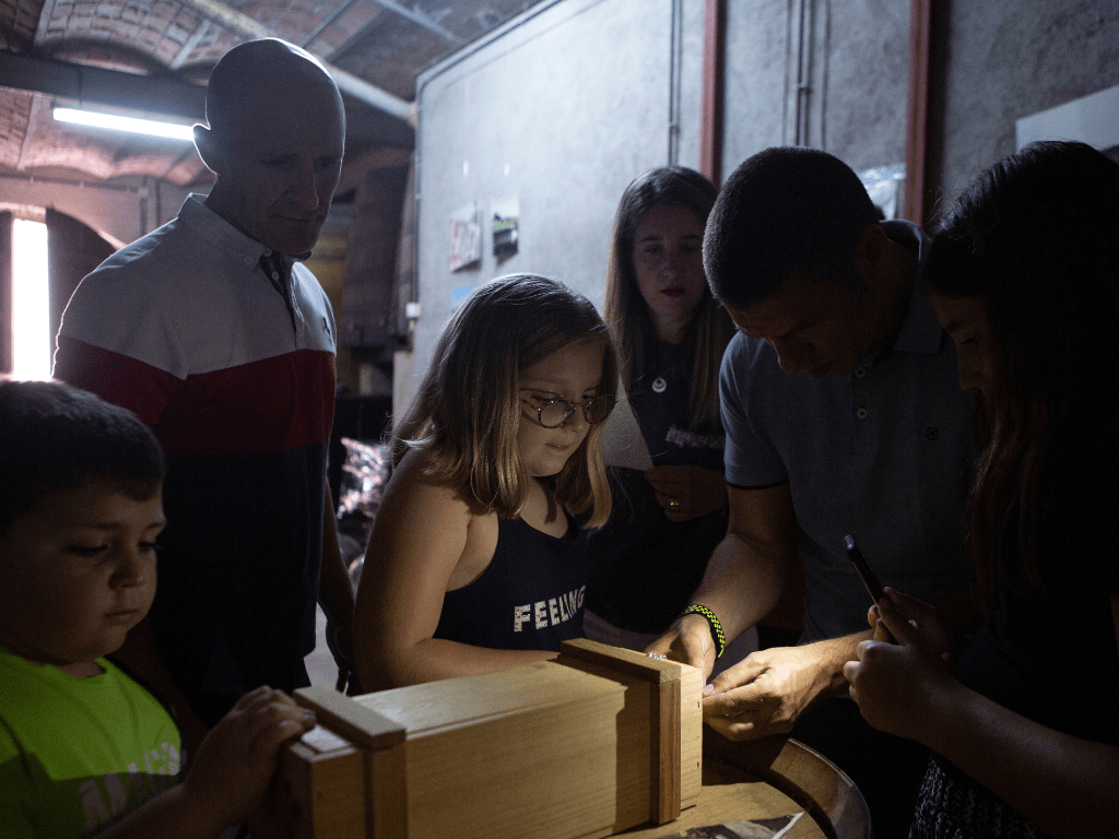 Una caja de madera botella de vino antiguas, con algunas pistas escondidas entre ellas.