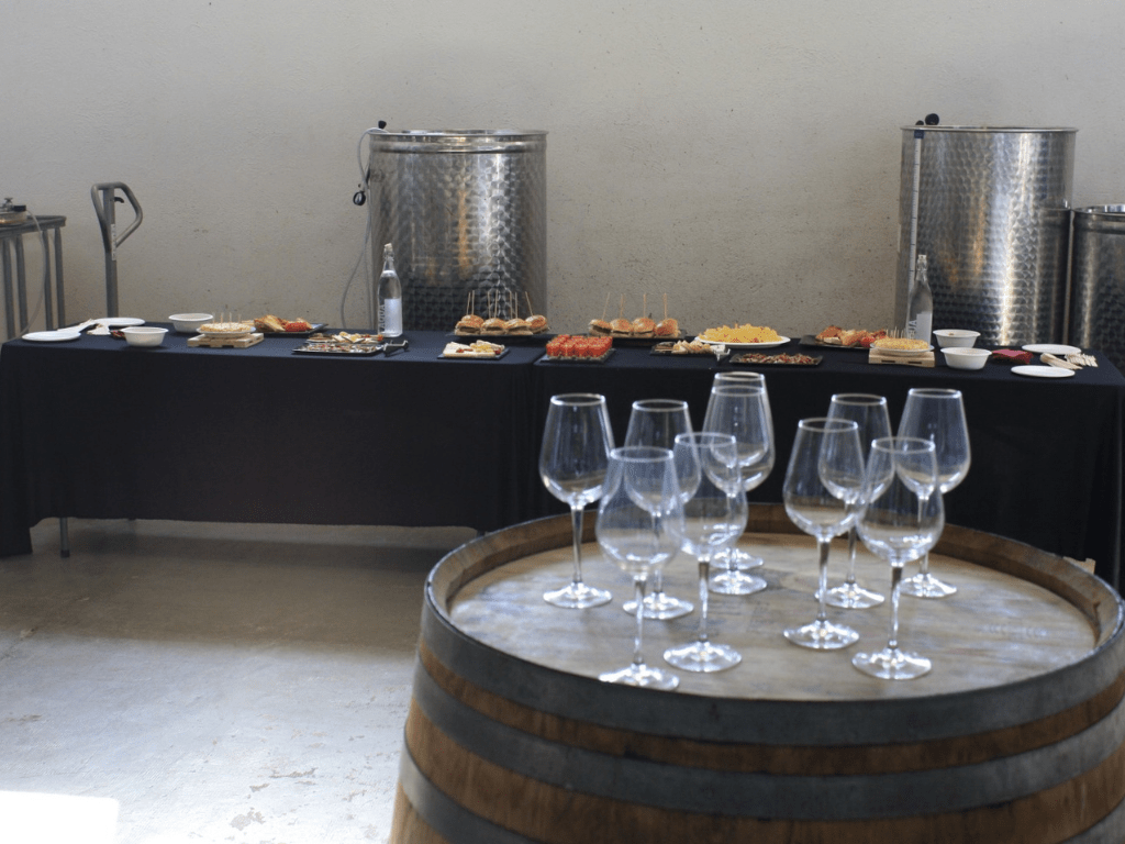 Vista de una sala de cata de vinos, con copas preparadas para la degustación final