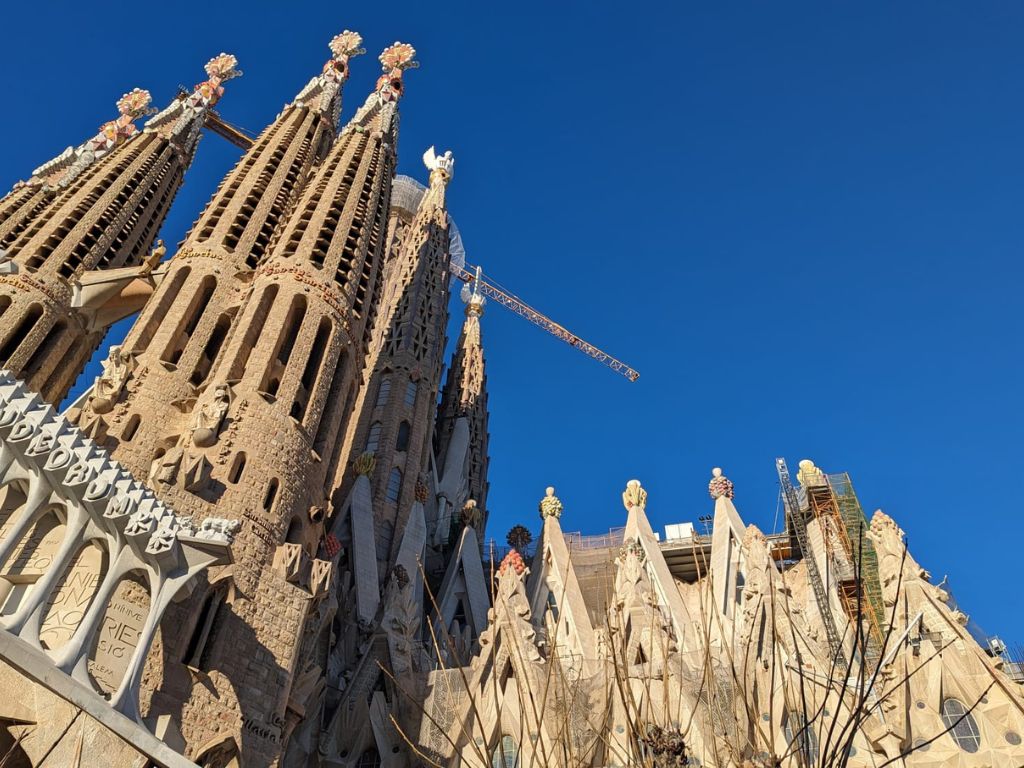 圣家堂侧视图，展示了其错综复杂的塔楼和细致入微的建筑元素，体现了安东尼-高迪的独特风格。
