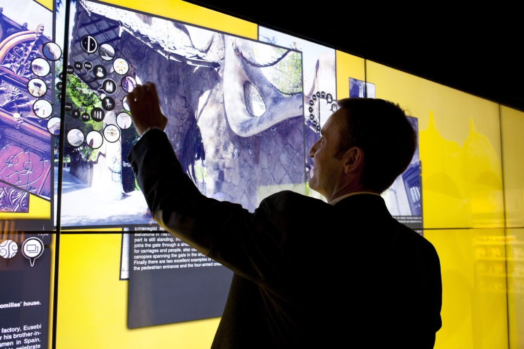 4d inmersive gaudí experience-Screens 02