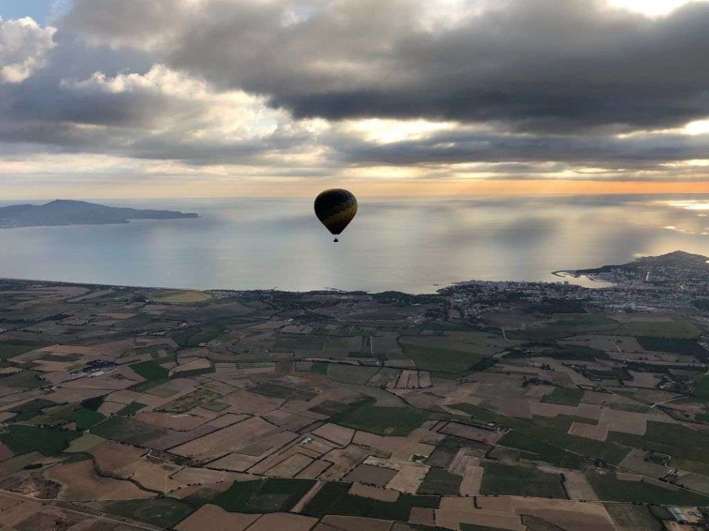 加泰罗尼亚帝王谷上空的航空气球