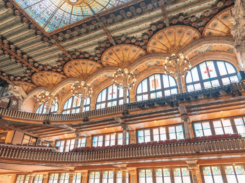 蓝天下的音乐宫华丽穹顶