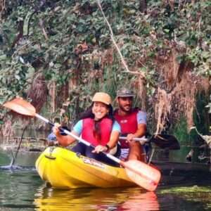一对夫妇在埃布罗河的宁静地带游览
