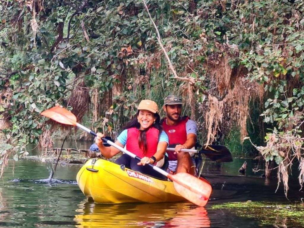 一对夫妇在埃布罗河的宁静地带游览