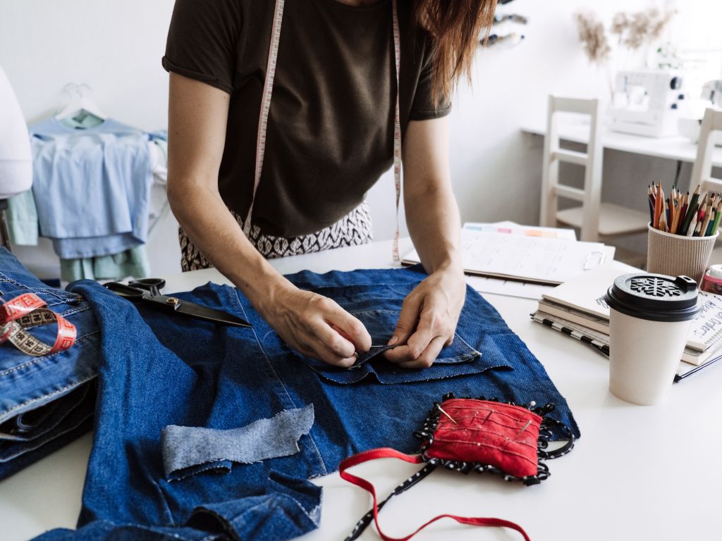 在丰富的文化环境中展示传统工艺与可持续发展原则相结合的时装作品。.