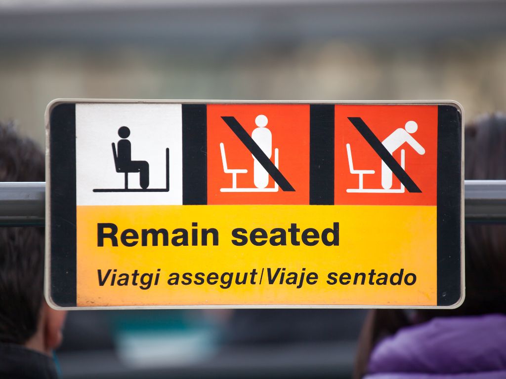 巴塞罗那一辆公交车内的海报，介绍为保护乘客而采取的安全措施，如使用口罩、拉开社交距离和非接触式支付。.