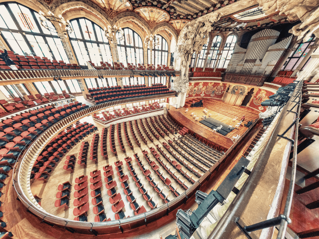 从音乐宫主舞台望出去的视角