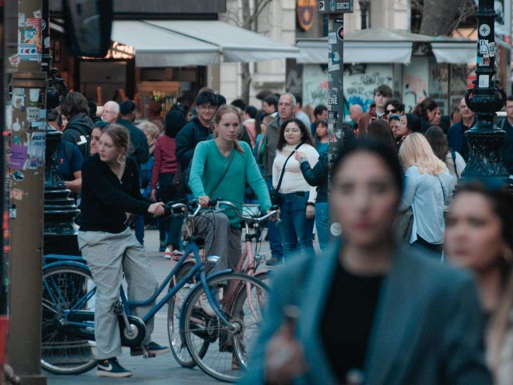在巴塞罗那的 Eixample，人们自发地做着平凡的工作。他们的脸部被模糊处理，作者利用白天的光线来获得动感。.