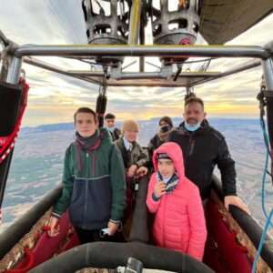 一家三口乘坐热气球飞越帝波尔达（Empordà）。.