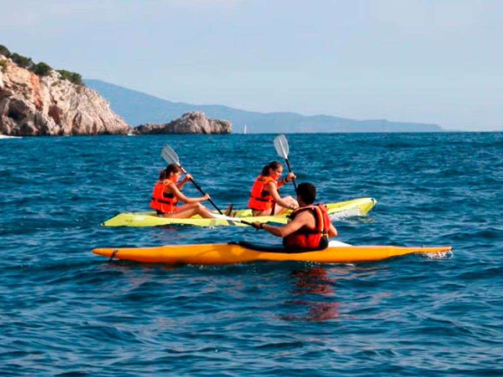 一行三人在地中海中央划着各自的皮划艇,距离伊拉斯梅德斯仅几分钟的路程。.