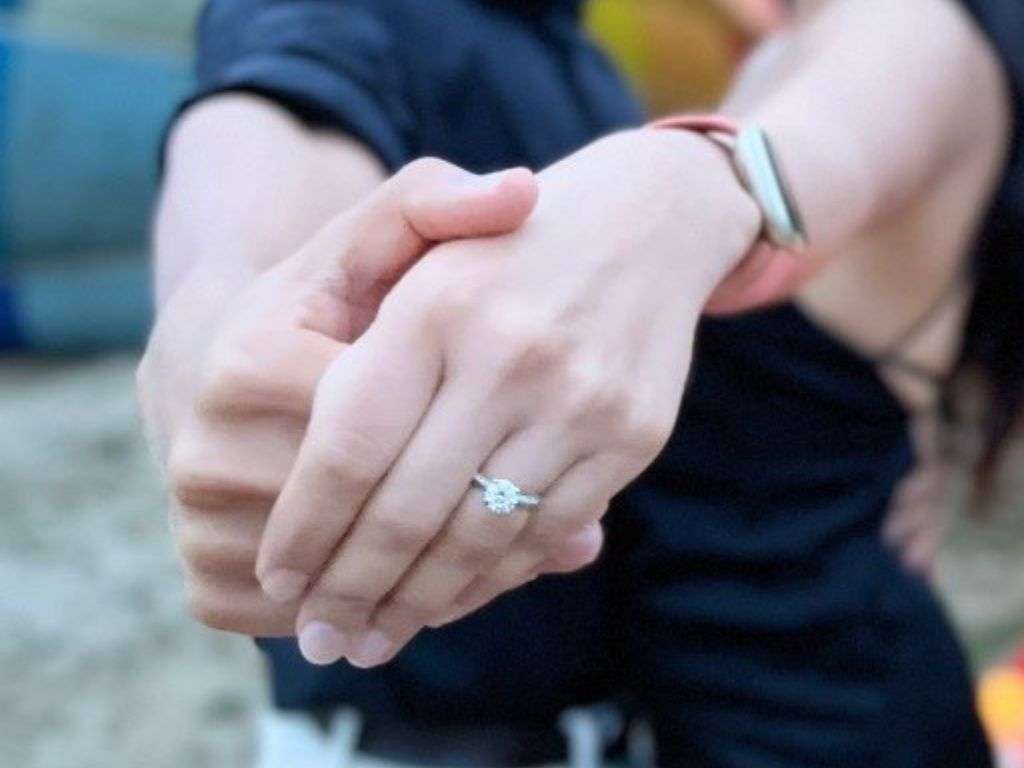 一对新人在飞越安波达上空的热气球上订婚后,与订婚戒指合影。.