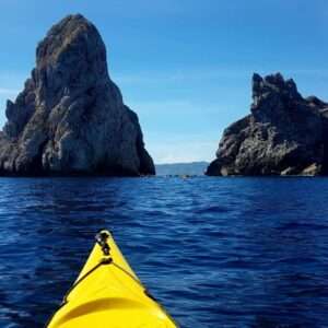 地平线上可以看到梅德斯群岛，在一个角落里可以看到黄色皮划艇的把手。.