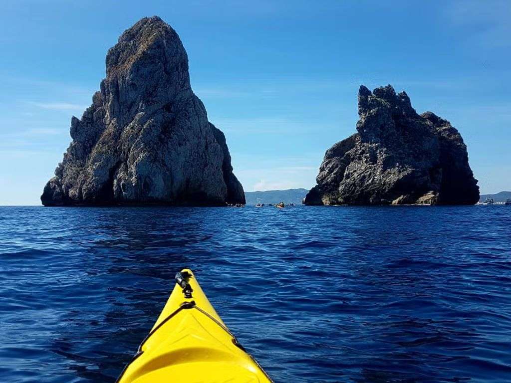 地平线上可以看到梅德斯群岛，在一个角落里可以看到黄色皮划艇的把手。.