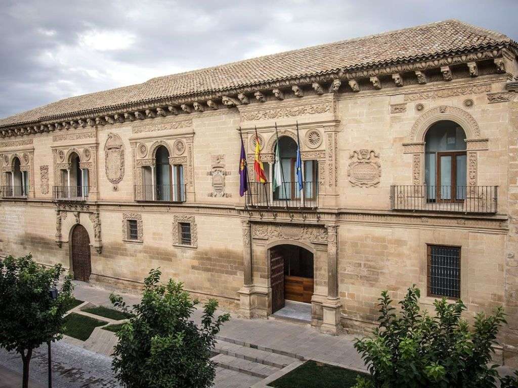 哈恩一个社区市政厅一侧的照片。当天多云、,