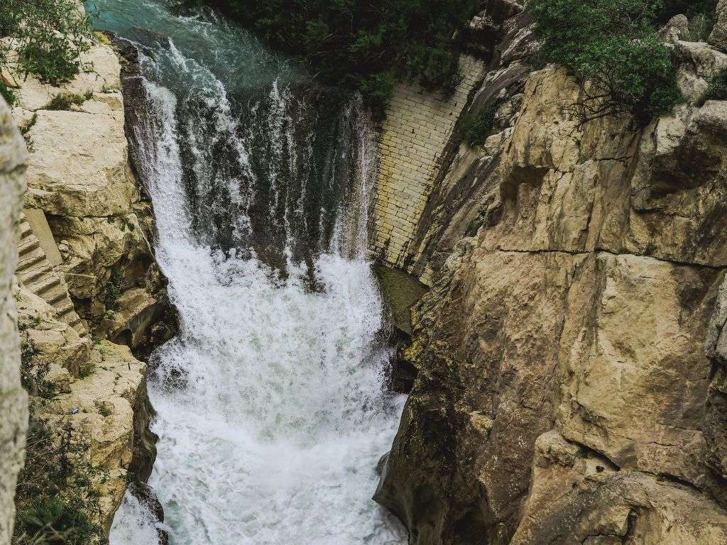 在开始卡米尼托德尔雷之旅前合影。. 从卡米尼托-德尔雷伊(Caminito del Rey)看到的瀑布照片。.