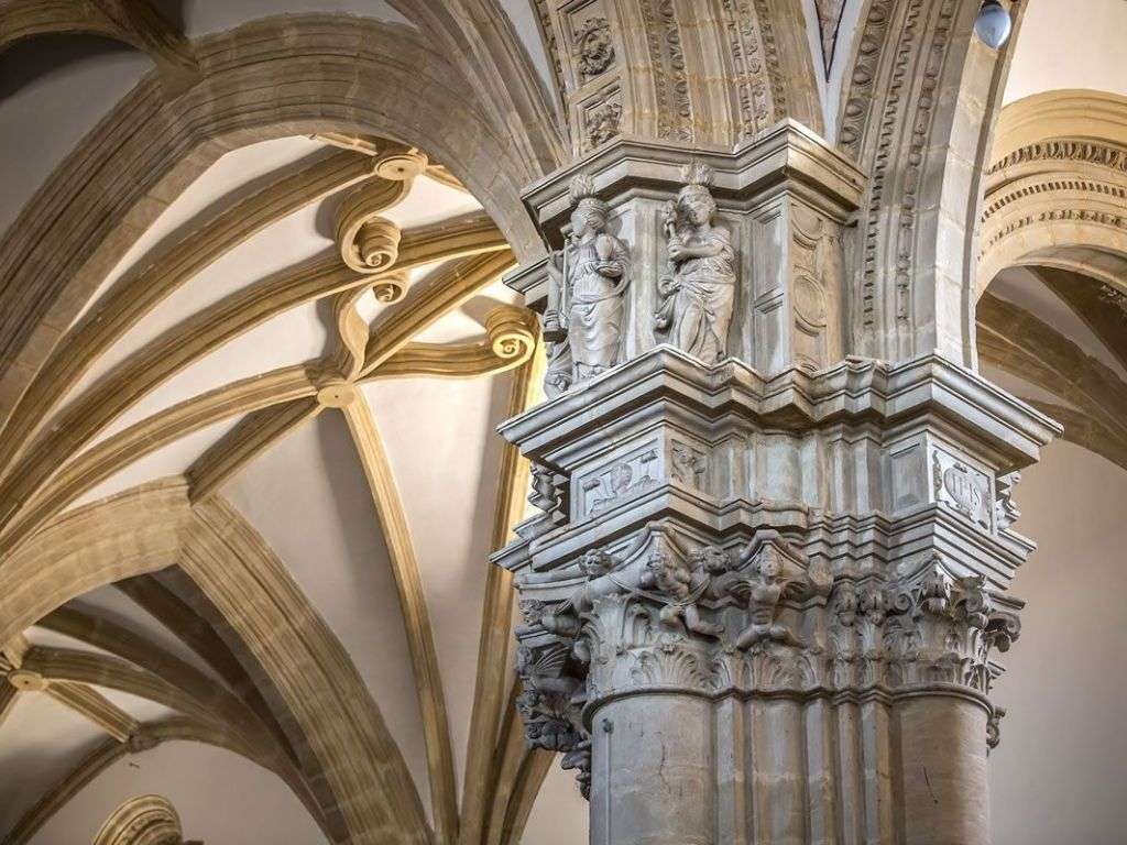 大教堂内部及其装饰的照片。.