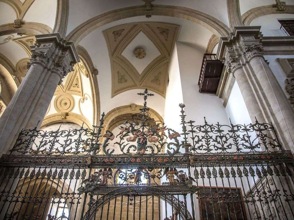 大教堂内部拱门和贵重物品存放处的图片。.