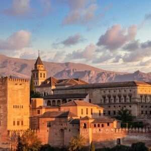 阿尔罕布拉宫远景照片，阳光直射建筑。.