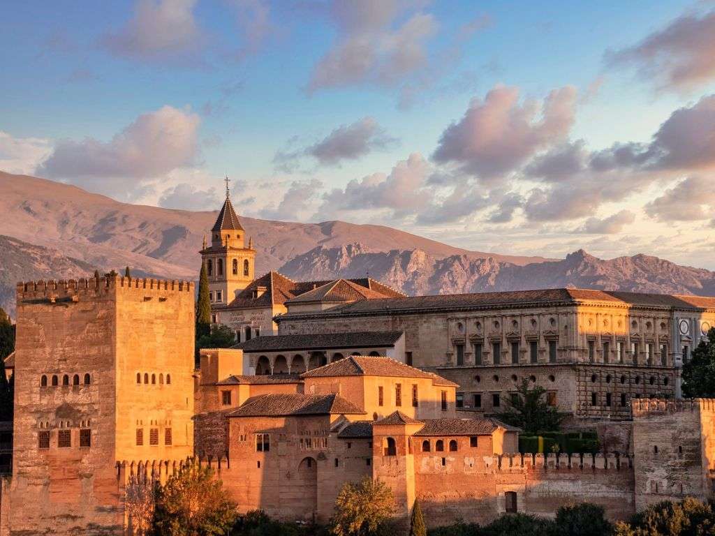 阿尔罕布拉宫远景照片，阳光直射建筑。.