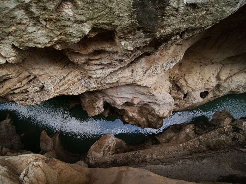 卡米尼托德尔雷伊岩石结构之间的水上天桥 卡米尼托-德尔-雷伊(Caminito del Rey)岩石结构之间的水上天桥照片。.