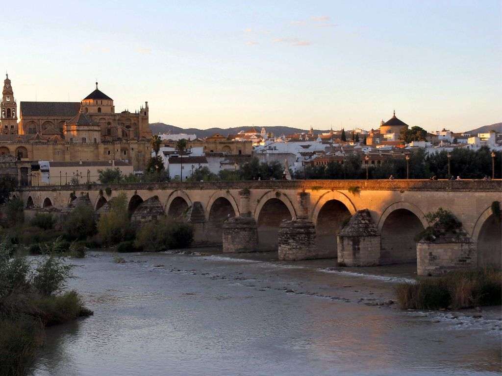 Foto de el puenta de Córdoba donde se puede ver la Mezquita de Córdoba y el río que atraviesa el puente.