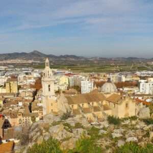 巴伦西亚一个村庄的照片，展示了该地区典型的农村房屋。.