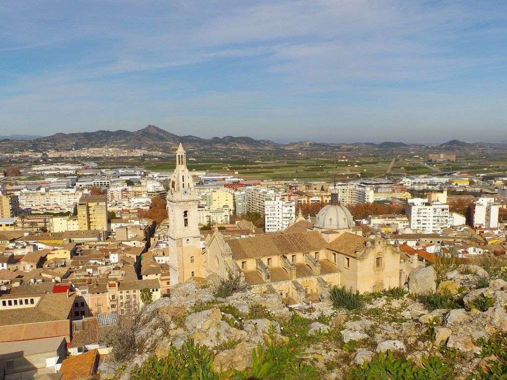 巴伦西亚一个村庄的照片，展示了该地区典型的农村房屋。.