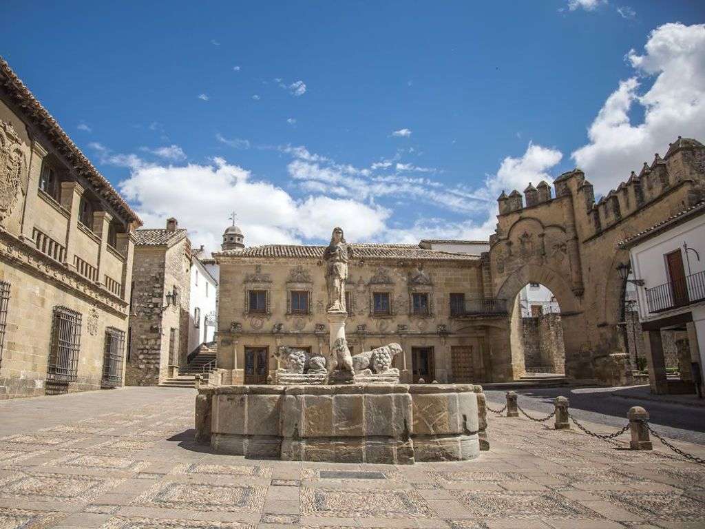 哈恩室外庭院中的喷泉照片,喷泉中央有一座雕塑。.