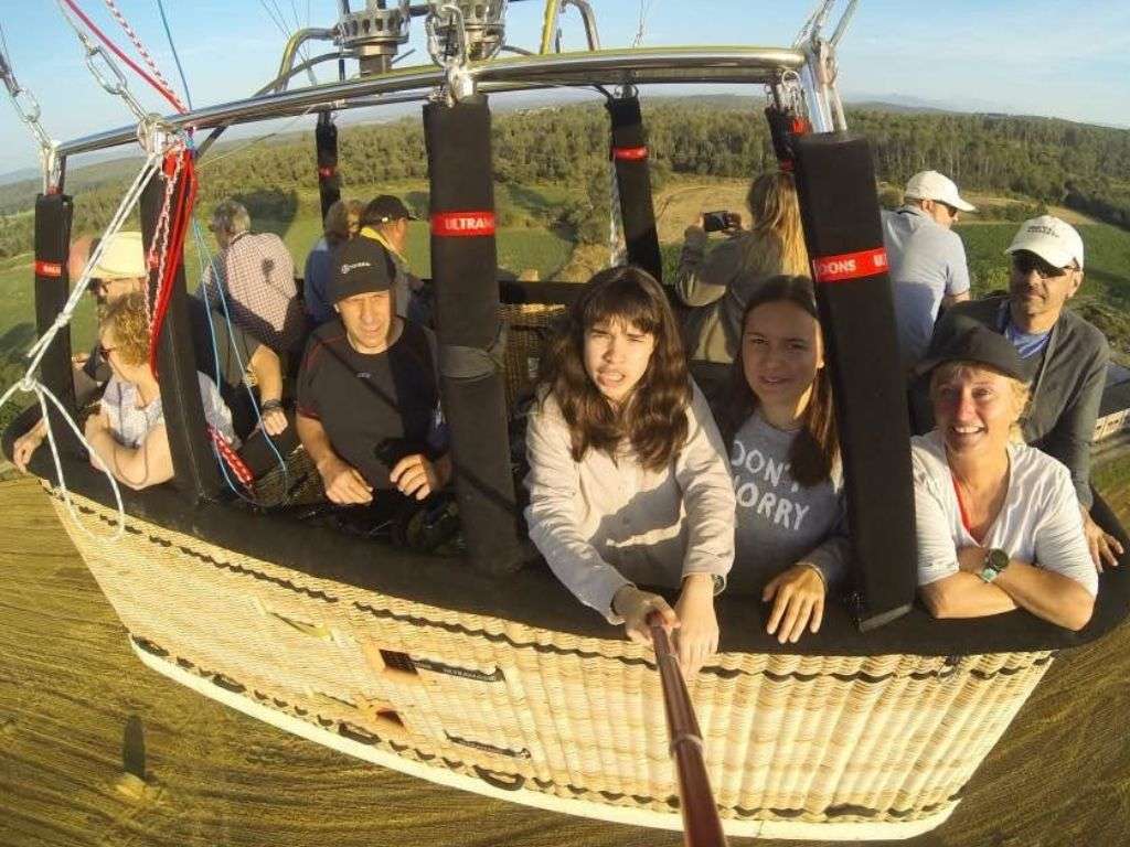 一家 12 口共享热气球飞行,欣赏恩波达的美景。.