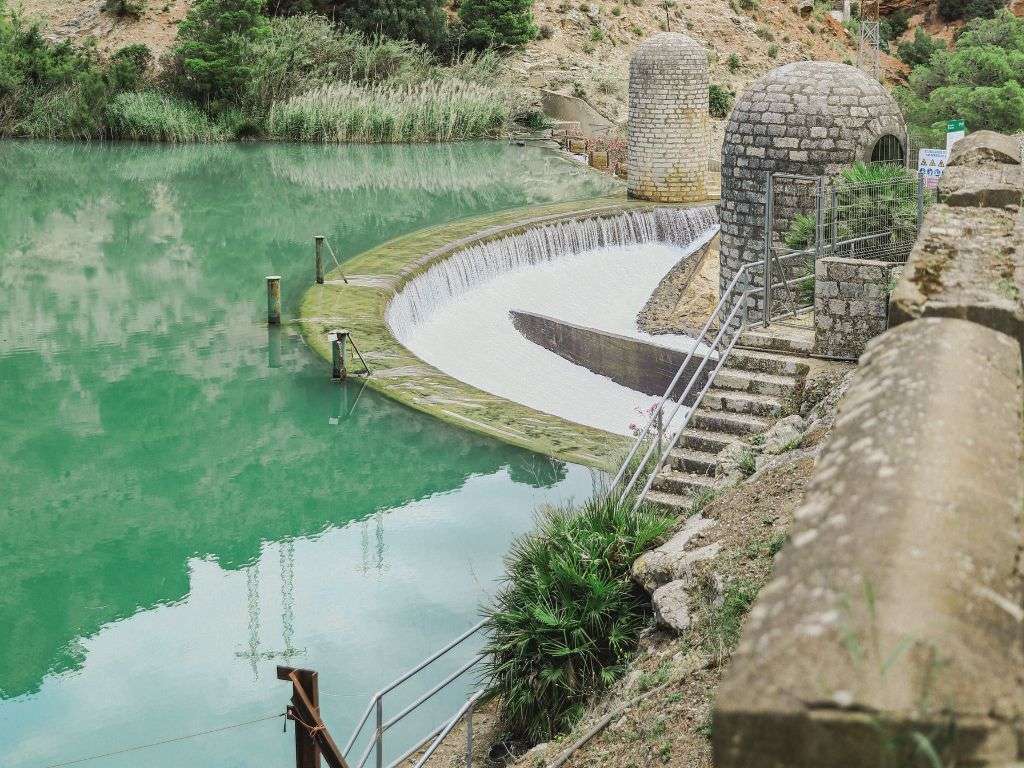 从卡米尼托-德尔雷伊(Caminito del Rey)眺望碧绿的海水。. 从卡米尼托-德尔雷伊(Caminito del Rey)到达陆地前的最后一个地点俯瞰碧绿海水的照片。.