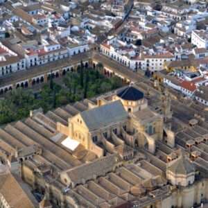 科尔多瓦全景照片，展示清真寺及其周边环境。.