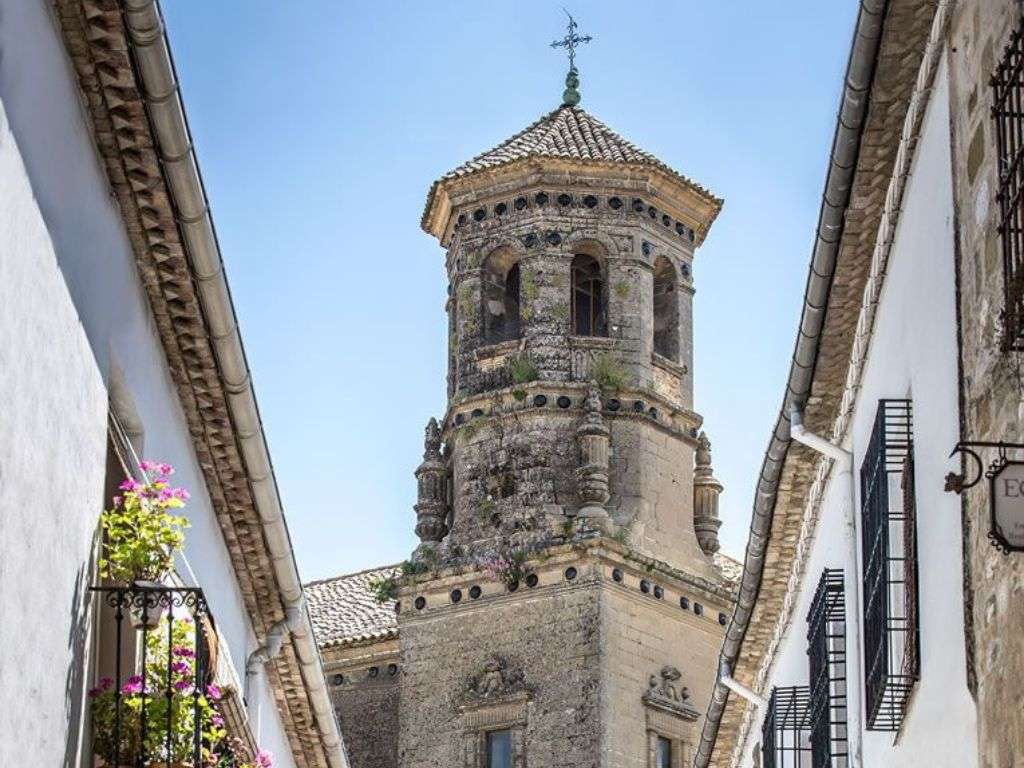 在乌贝达的两个街区之间拍摄的大教堂钟楼照片。.