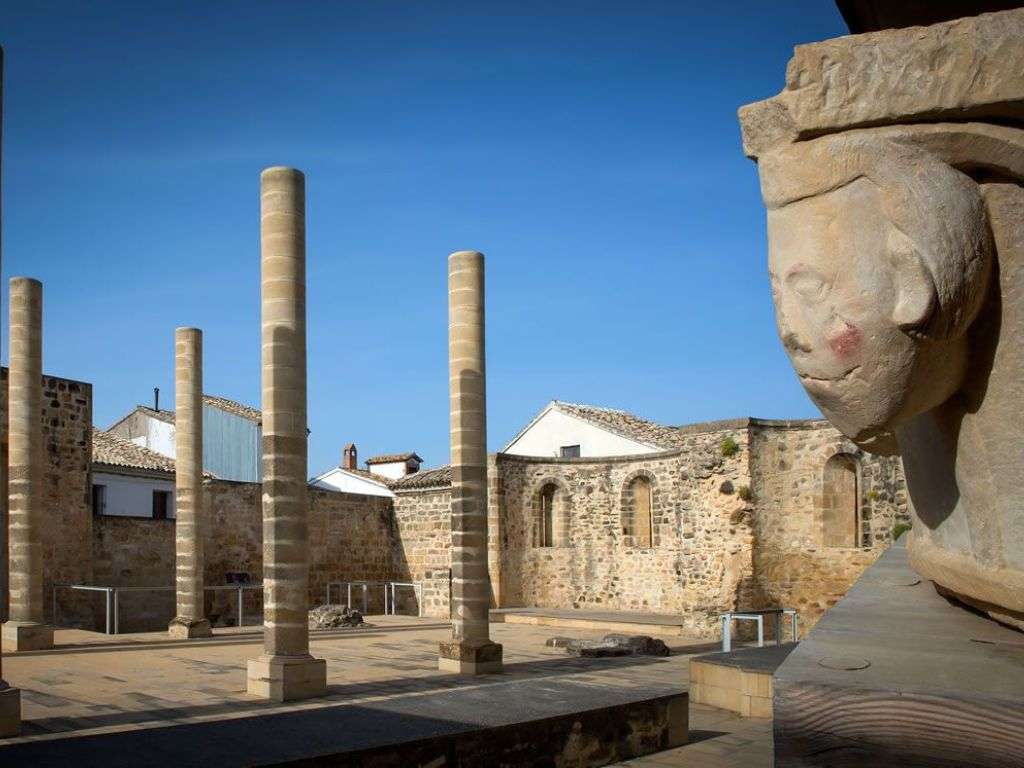 在阳光明媚的日子里拍摄乌贝达一个外院的纪念碑。.