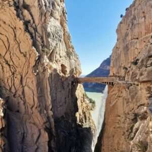 照片显示，背景中的国王步道由两个岩石结构支撑着。.