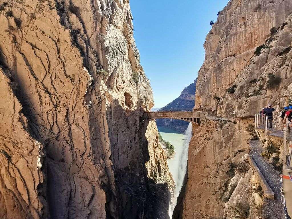 两座岩石建筑之间的 El Caminito del Rey 照片显示,背景中的国王步道由两个岩石结构支撑着。.