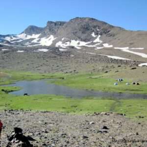 图片显示的是一群人在卡索拉山脉徒步登山。.