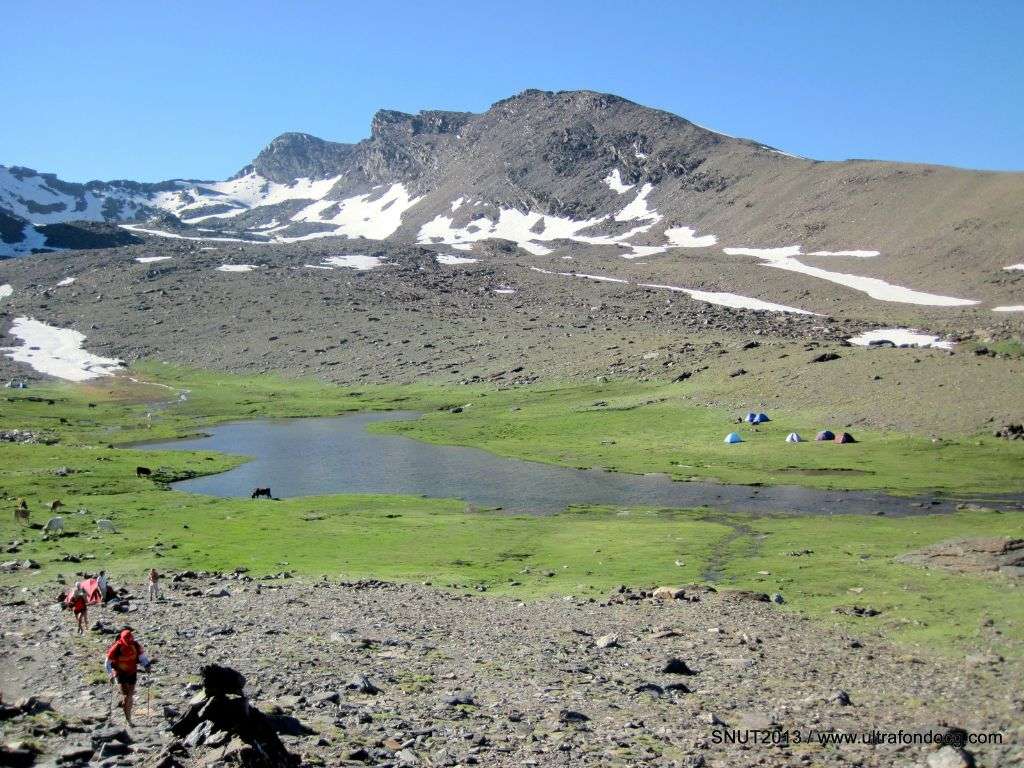图片显示的是一群人在卡索拉山脉徒步登山。.