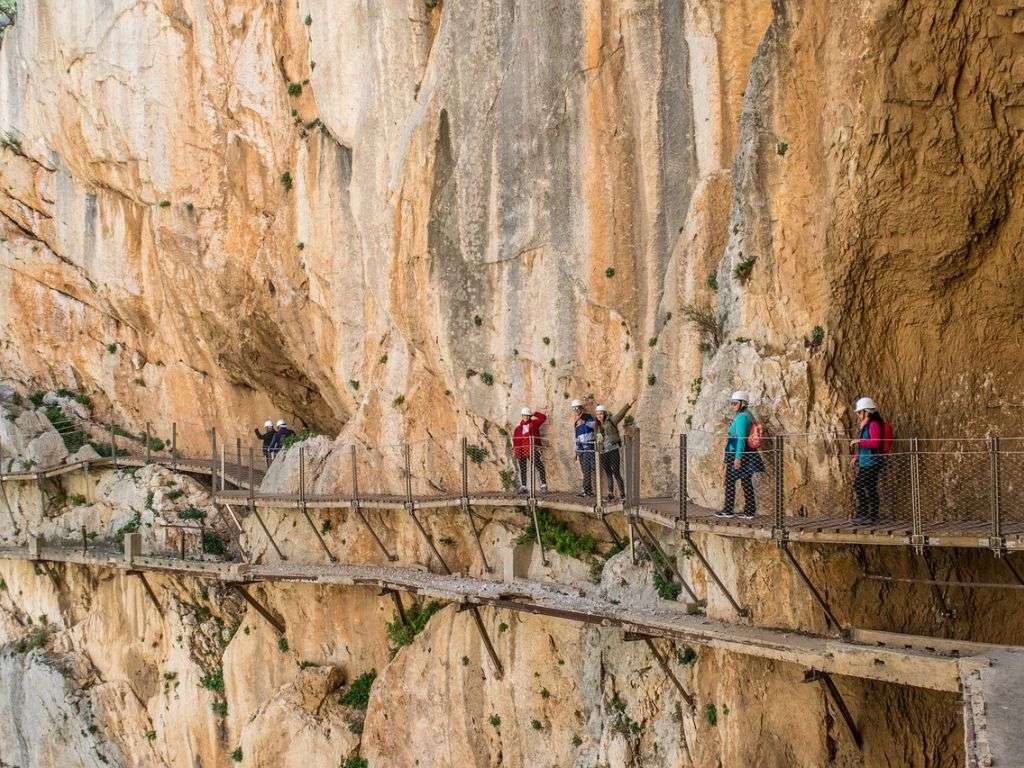 卡米尼托德尔雷伊岩石中的铁索桥 卡米尼托德尔雷伊岩石上的铁索桥照片。.