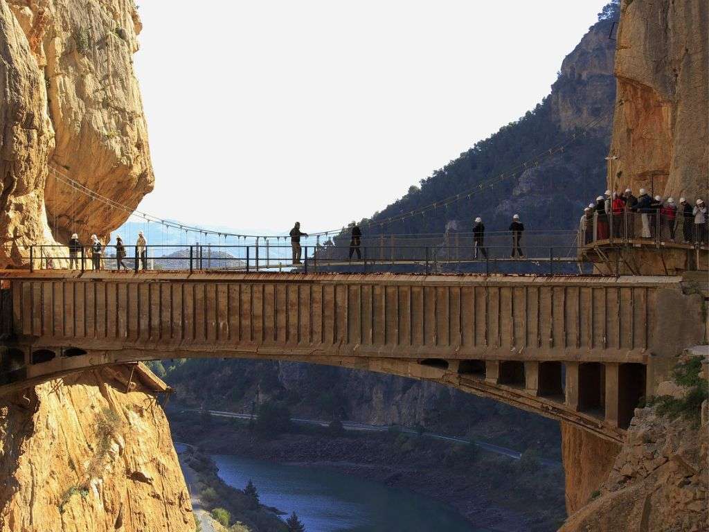 卡米尼托雷伊(Caminito del Rey)的维亚斯费拉塔(Vias Ferratas)之间的桥梁 连接两座岩石建筑之间的雷伊之路(Caminito del Rey)的铁索桥。.