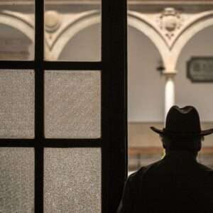 一位老人走到哈恩标志性建筑之一的室外庭院中。照片运用了当天的光线和色彩。.