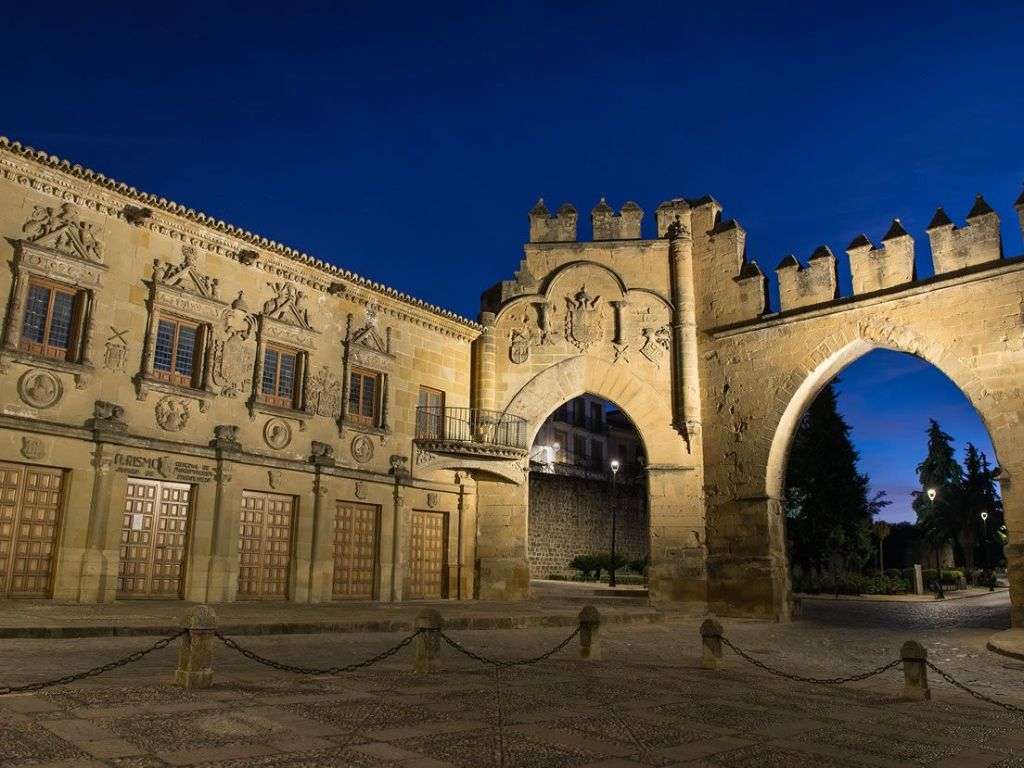 其中一个外院及其周围石墙的照片,这是历史建筑的一部分。.